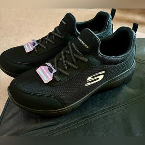 Skechers Women’s Summits Sneakers with Memory Foam Footbed in Size 9 *NWT*